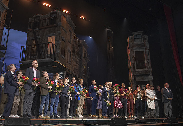 Schlussapplaus West Side Story - Weltpremiere der West Side Story Neuinszenierung in München am 16.12.2022 ©Foto: Annette Hempfling
